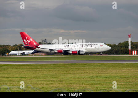 G-VXLG Boeing 747-41R. Virgin Atlantic. Airways arrivi..L'aeroporto di Manchester in Inghilterra. Foto Stock