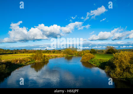 Il Wrekin hill e il fiume Severn dal ponte Cressage in autunno, Shropshire, Inghilterra, Regno Unito Foto Stock