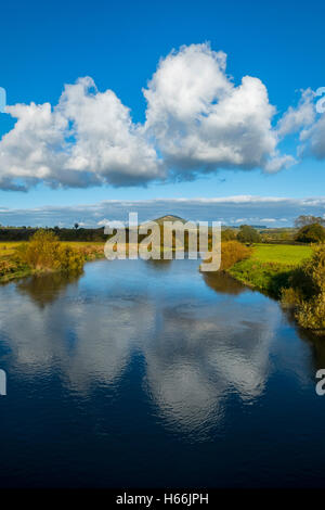 Il Wrekin hill e il fiume Severn dal ponte Cressage in autunno, Shropshire, Inghilterra, Regno Unito Foto Stock