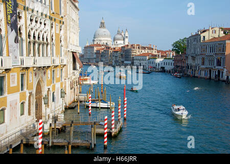 Famosa vista del Canal Grande dal ponte dell'Accademia, Venezia Foto Stock