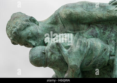 Dettaglio della madre e bambini nascosti dalla tempesta statua. Foto Stock