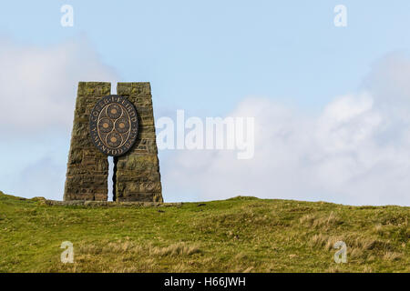 Il monumento Mynydd Bach situato al di sopra del Llyn Eidwenn nel Galles centrale Foto Stock