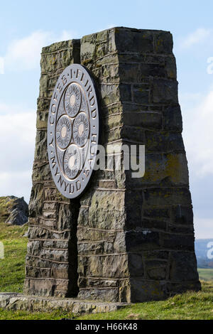 Il monumento Mynydd Bach situato al di sopra del Llyn Eidwenn nel Galles centrale Foto Stock