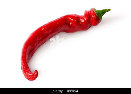 Curvato singolo chili peppers sul lato isolato su sfondo bianco Foto Stock