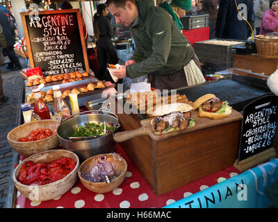 RISTORANTE ALL'APERTO, cucina argentina, fast food caldo in vendita al Covent Garden, Street food, piazza market Stall London UK Foto Stock