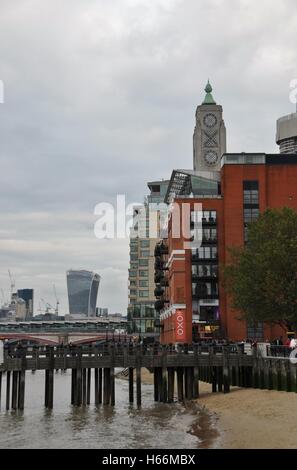 Una spiaggia sul Fiume Tamigi, la regina a piedi, Southwark, Londra. Foto Stock