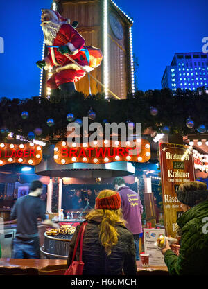 Il tedesco mercatino di Natale di stallo alimentare illuminata di notte South Bank London REGNO UNITO Foto Stock