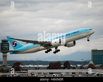 La Korean Air Cargo Boeing 777F HL8075 air cargo freighter decollo dall'Aeroporto Internazionale di Vancouver in Canada Foto Stock