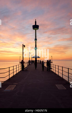 Tramonto a Adelaide la spiaggia di Brighton, Adelaide Australia Foto Stock