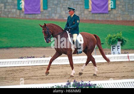 I Giochi olimpici di Atlanta del 1996, Klaus Balkenhol (GER) Goldstern equitazione Foto Stock