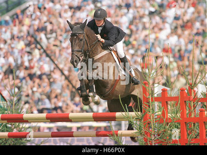 Campionati Europei, Hickstead, agosto 1999, di Lampard (GBR) riding Abbevaile sogno Foto Stock