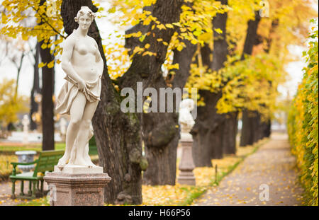 Euterpe - musa della poesia lirica e di musica. Autunno Estate parco giardino di San Pietroburgo Foto Stock