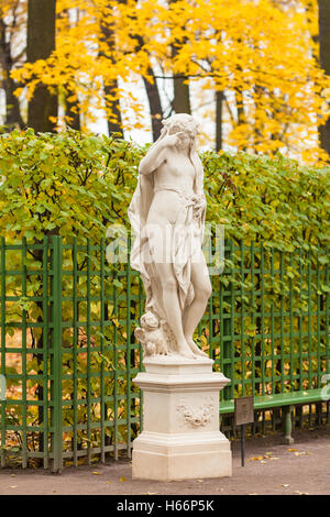 Una copia della scultura allegoria della notte nel giardino estivo di San Pietroburgo Foto Stock