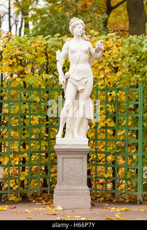 La scultura della Libyan Sibyl nel giardino estivo, San Pietroburgo Foto Stock