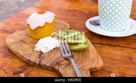 La prima colazione con muffin alla carota. messa a fuoco selettiva Foto Stock