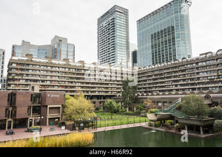 Il Barbican complesso di abitazioni nella città di Londra, Regno Unito Foto Stock