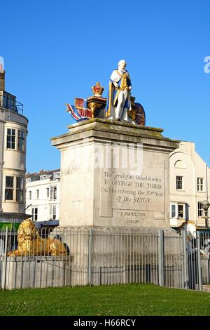 La statua di Re lungo l'Esplanade, il monumento al re George III, Weymouth Dorset, Inghilterra, Regno Unito, Europa occidentale. Foto Stock