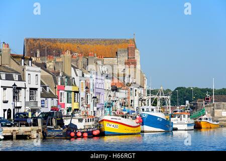 Vista delle barche da pesca e gli edifici di banchina nel porto di Weymouth Dorset, Inghilterra, Regno Unito, Europa occidentale. Foto Stock