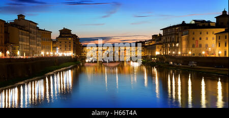 Da Ponte Vecchio e dal fiume Arno a Firenze, Italia Foto Stock