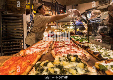 Diverse varietà di pizza servita in una panetteria del quartiere di Trastevere, Roma, lazio, Italy Foto Stock