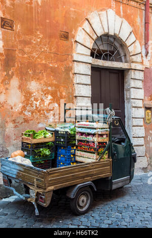 Vecchio Piaggio Ape tre ruote di veicolo commerciale leggero parcheggiato in una strada di Roma, lazio, Italy Foto Stock