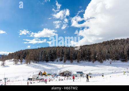 Ski resort con via e ski-lift Foto Stock