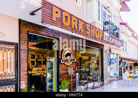 Un negozio di carne di maiale e delicatessen in Turchia, specializzato in cibo inglese per ex-pacche. Foto Stock