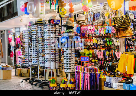 Negozio di souvenir in Fethiye Market, Turchia vendita falsi Ray Ban e occhiali da sole Oakley Foto Stock
