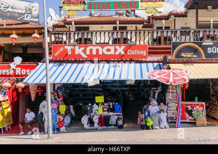 Shop in Turchia denominato TK Max' di vendita di capi di abbigliamento contraffatti, sportswear e borsette. Foto Stock