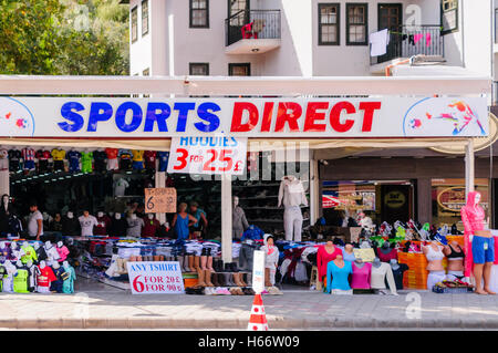 Negozio in Turchia chiamato "Sports Direct" che vende abbigliamento, abbigliamento sportivo, scarpe da calcio e scarpe da calcio contraffatti Foto Stock