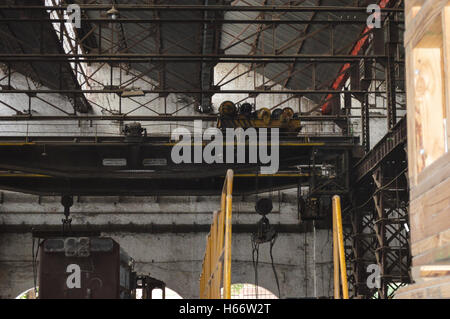 Il Pakistan ferrovie in officina Moghalpura, Lahore, Pakistan, dotate di tetto e gru in 1908 edifici ferroviari Foto Stock