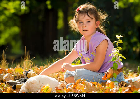 Sei anni ragazza che gioca in posizione di parcheggio Foto Stock