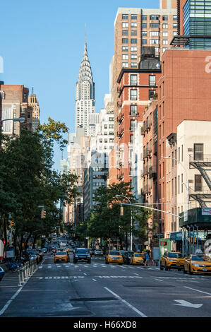 6° Avenue street view con Chrysler Building, Manhattan New York City Foto Stock