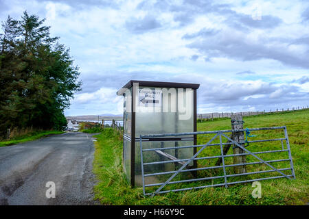 Bus remoto rifugio nella splendida isola di Skye in Scozia campagna con le indicazioni per la comunità locale hall Foto Stock