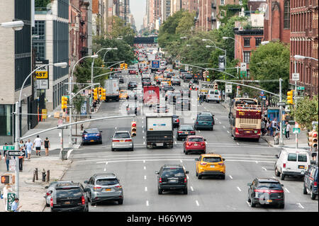 Vista del 10th Avenue dalla linea alta Park, Manhattan, West Side di New York City Foto Stock