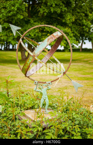 Vintage meridiana di verde e lussureggiante giardino. Foto Stock