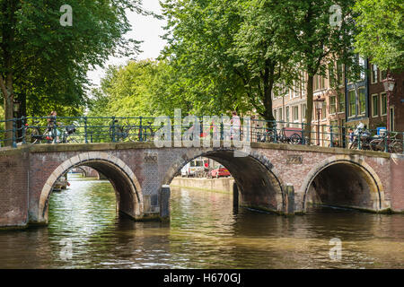 La luce del sole cade su un edificio del xviii secolo ponte sul Leidsegracht in Amsterdam. Foto Stock