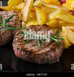 Tenera e succosa bistecca di vitello mezzo raro con patatine fritte. Foto Stock