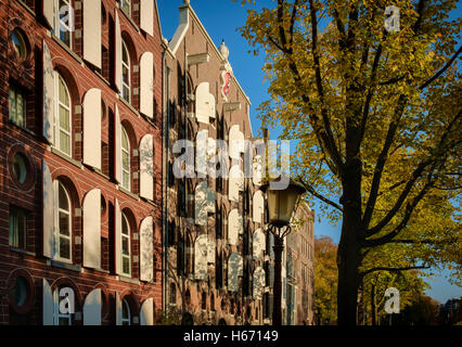 Persiane alle finestre degli appartamenti su vecchi magazzini Amsterdam Paesi Bassi Foto Stock