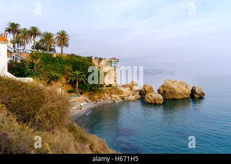 Una vista del Balcón de Europa in Nerja spagna preso da una spiaggia a lato del balcone Foto Stock