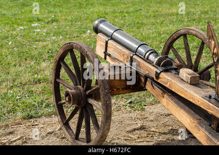 Uomo in legno di replica del cannone. Foto Stock