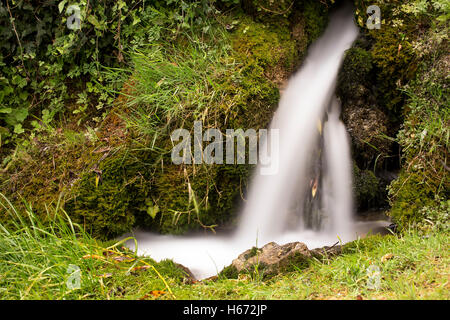 Esecuzione di acqua fresca e pulita dalle rocce. Foto Stock
