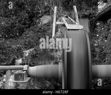 Acqua fresca e pulita è il pinning ruota in legno. Foto Stock