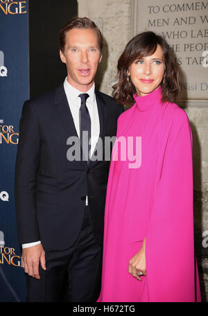 Benedetto Cumberbatch e moglie Sophie Hunter frequentando il Dottor Strange UK manifestazione di lancio tenutasi presso il chiostro presso l Abbazia di Westminster a Londra. Foto Stock