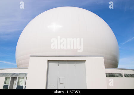 Grande cupola di radiolocalizzazione stazione terrestre radar antenna radio per le comunicazioni via satellite e le telecomunicazioni Foto Stock