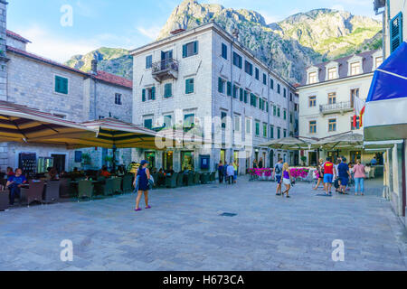 KOTOR, MONTENEGRO - Giugno 28, 2015: Scena della Piazza di Armi (Trg od Oruzja), con caffè, la gente del posto e turisti, in Kotor, Monteneg Foto Stock