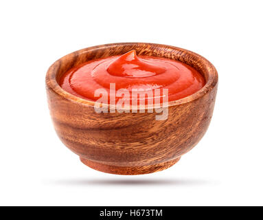 Ketchup nella ciotola di legno isolato su bianco Foto Stock