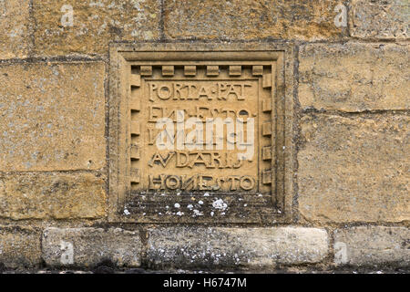 Iscrizione latina sulla casa "PORTA PATENS ESTO, NVLLI CLAVDARIS HONESTO - essere la porta sempre aperta. Che non sia chiuso a nessuna persona onesta. Broadway, Regno Unito Foto Stock
