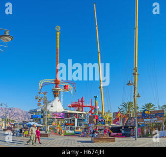 Il piccolo parco giochi nel centro della città sul lungomare, Eilat. Foto Stock