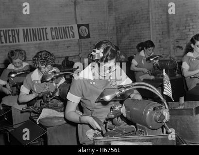 Un gruppo di donne che lavorano con macchine al trapano e l'attrezzo fabbrica durante la II Guerra Mondiale, Repubblica trapano e Tool Company, Chicago, Illinois, Stati Uniti d'America, Ann Rosener per ufficio di informazione di guerra, Agosto 1942 Foto Stock